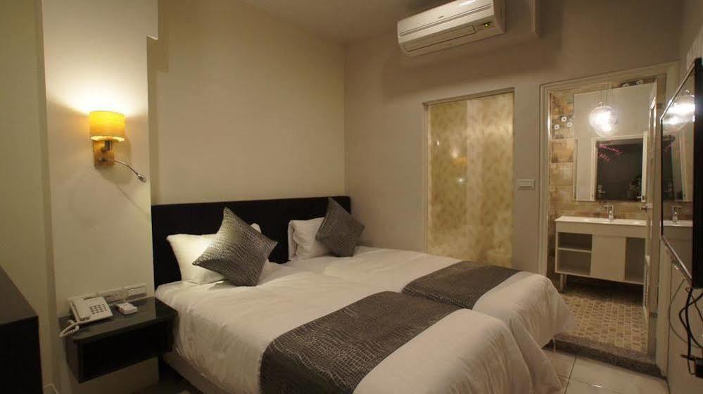 Boston Hotel Чиай Сити Екстериор снимка